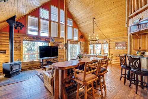 4 Mi to Fossil Beds: Private Log Cabin on 3 Acres