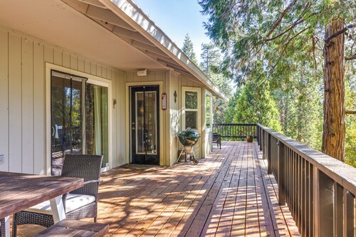 Forest-view Retreat: Grill & Fireplace in Sonora