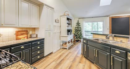 Forest-view Retreat: Grill & Fireplace in Sonora