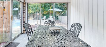 Poolside Oasis: 7 Mi to Pensacola Beach Boardwalk!