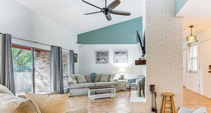 Poolside Oasis: 7 Mi to Pensacola Beach Boardwalk!