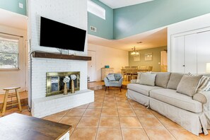 Villa (3 Bedrooms) | Interior - Poolside Oasis: 7 Mi to Pensacola Beach Boardwalk! (Gulf Breeze)