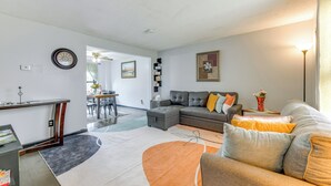 A modern living room with a sectional sofa, a dining area, and a kitchen in the background. - 4 Mi to Dtwn: Family Home in Buffalo (Buffalo)