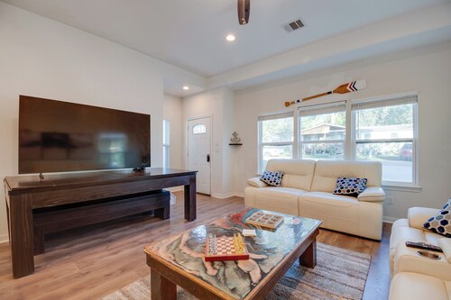 2 Mi to Lake Conroe Access: Home w/ Pool Table!
