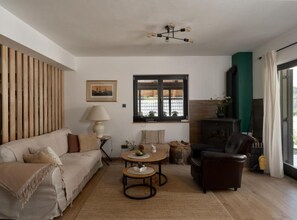 Cottage (Three Bedroom Holiday Home) | Soggiorno | TV a schermo piatto 32 pollici con canali via cavo