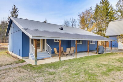 8 Mi to Bonners Ferry: Quiet Getaway w/ Patio