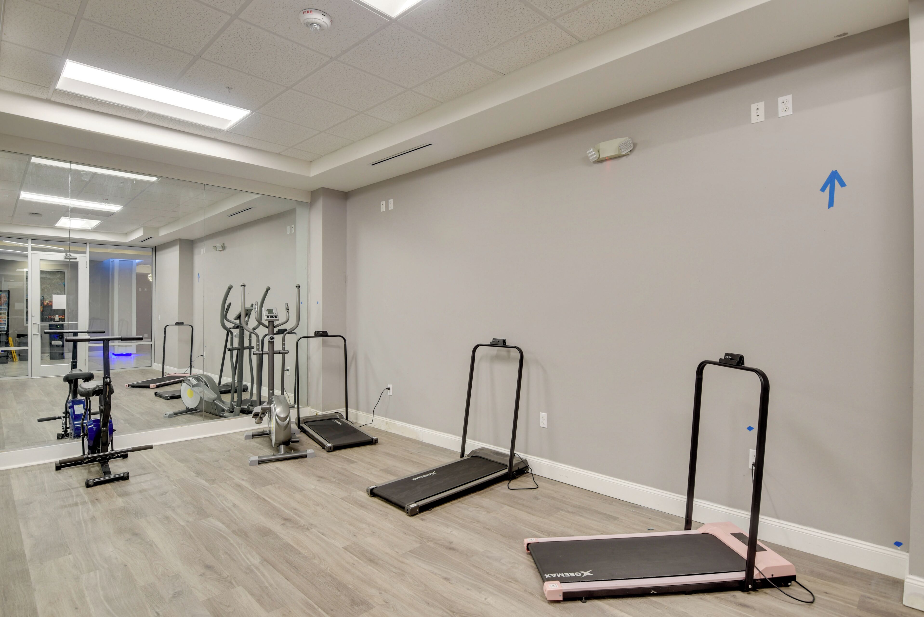 Ett gym med löpband, crosstrainers och styrketräningsutrustning.