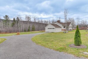 Interior - Mtn-view Home w/ Deck on 4 Acres in Windham (Windham)