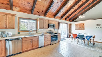 House (3 Bedrooms) | Interior