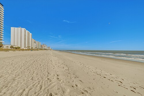 Walk to Shore: Myrtle Beach Home w/ Pool Access!