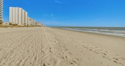 Walk to Shore: Myrtle Beach Home w/ Pool Access!