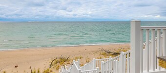 Walk to Beach & Lake Michigan: Manistee Bliss!