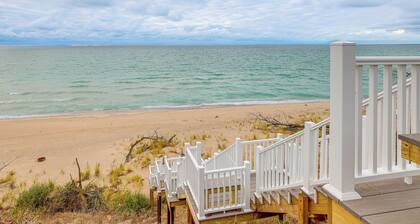 Walk to Beach & Lake Michigan: Manistee Bliss!