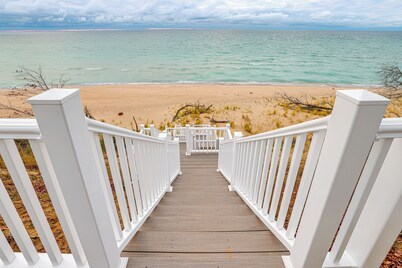 Walk to Beach & Lake Michigan: Manistee Bliss!