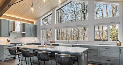 Sugar Grand is a recently renovated single-level - 4BD - Hot tub - Mtn Views