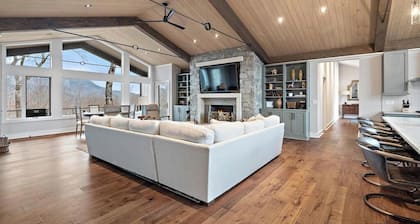 Sugar Grand is a recently renovated single-level - 4BD - Hot tub - Mtn Views