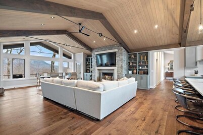 Sugar Grand is a recently renovated single-level - 4BD - Hot tub - Mtn Views