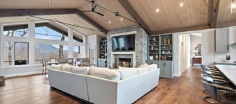 Sugar Grand is a recently renovated single-level - 4BD - Hot tub - Mtn Views