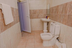 Douche, bidet, serviettes fournies, savon