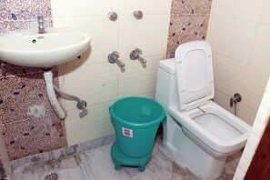 Shower, towels, soap, shampoo - Hotel Gush  New Delhi Railway Station (New Delhi)