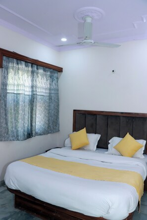 Desk, laptop workspace, soundproofing, free WiFi - Hotel Gush  New Delhi Railway Station (New Delhi)