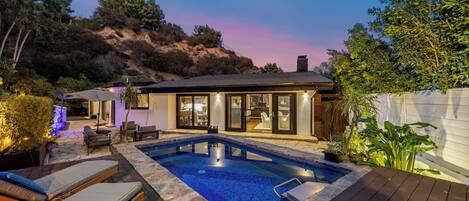 حمّام سباحة مُدفَّأ