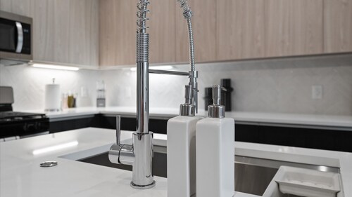 Upstay! New Renos Spacious Apartment Near Soco