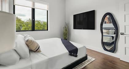 Upstay! New Renos Spacious Apartment Near Soco