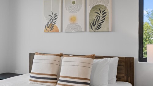 Upstay! New Renos Spacious Apartment Near Soco