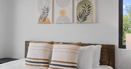 Upstay! New Renos Spacious Apartment Near Soco