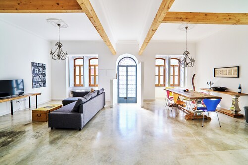 Charming 2-bedroom building in lovely Faro with WiFi, AC