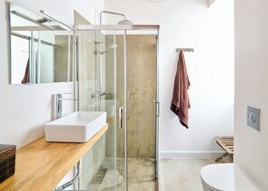 Hair dryer, towels, soap, toilet paper - Charming 2-bedroom building in lovely Faro with WiFi, AC (Faro)