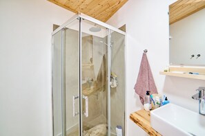 Haartrockner, Handtücher, Seife, Toilettenpapier