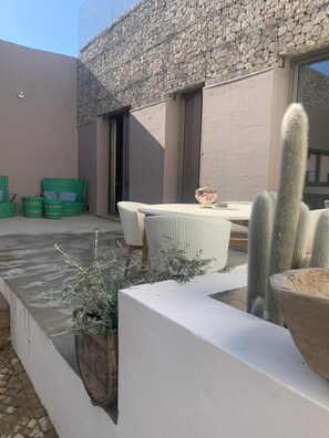 Outdoor dining - Charming 2-bedroom building in lovely Faro with WiFi, AC (Faro)