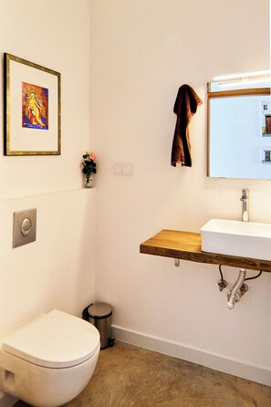 Serviettes fournies, savon, papier de toilette