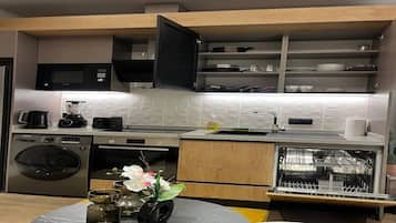 Réfrigérateur, micro-ondes, four, plaque de cuisson