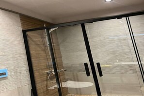 Asciugacapelli, asciugamani, sapone, carta igienica