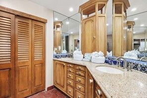 Shower, hair dryer, towels - Villa del Pacifico - Luxury Oceanfront Solana Beach Vacation Rental (Solana Beach)