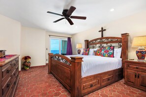 2 makuuhuonetta, työpöytä, ilmainen Wi-Fi, vuodevaatteet