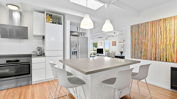 Fridge, oven, stovetop, dishwasher