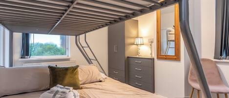 3 多间卧室、免费 WiFi、床单