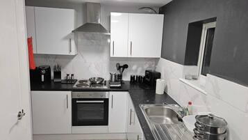 House | Private kitchen | Fridge, microwave, oven, stovetop