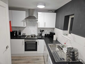 House | Private kitchen | Fridge, microwave, oven, stovetop - Impeccable 5-bed House in Orpington (Orpington)