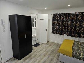 House | 5 bedrooms, free WiFi, bed sheets