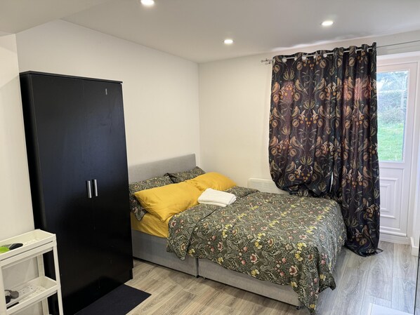 House | 5 bedrooms, free WiFi, bed sheets