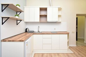 Classic Apartment, City View | Private kitchen | Fridge, microwave, stovetop, cookware/dishes/utensils