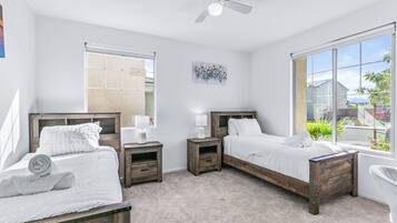 7 habitaciones, escritorio y tabla de planchar con plancha