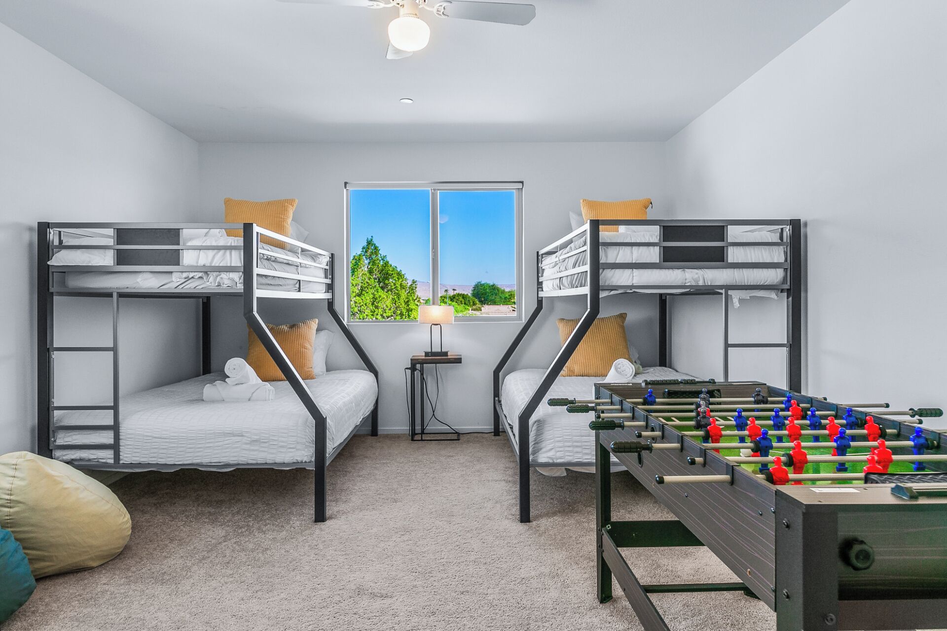 7 室のベッドルーム、デスク、アイロン / アイロン台、旅行用ベビーベッド