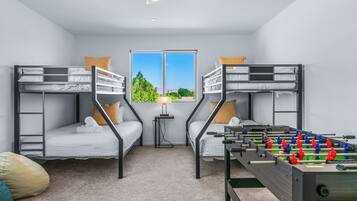 7 Schlafzimmer, Schreibtisch, Bügeleisen/Bügelbrett, Reisekinderbett