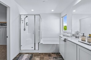 Shower, eco-friendly toiletries, hair dryer, towels - 12 Beds,Pool table,Ping Pong,Volleyball+Basketball (Coachella)